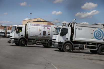 Vehículos de la concesionaria de recogida de basura en Lleida.