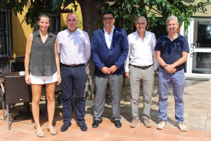 Ferran Aril en el centro, junto a representantes de los dos clubes.