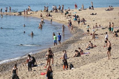 Las playas de la Barceloneta, a tope.