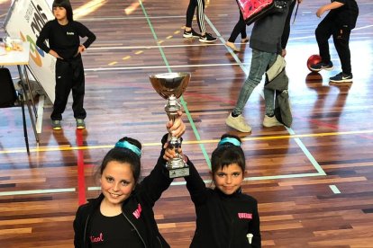 Las campeonas del Club Twirling Benavent.