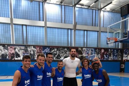 Visita sorpresa a Mirotic  -  Nikola Mirotic recibió ayer la visita, mientras se estaba entrenando, de seis jugadores de la primera plantilla de fútbol. Sergi Roberto, Rakitic, Sergio Busquets, Jordi Alba, Antoine Griezmann y Dembélé, sorprendi ...