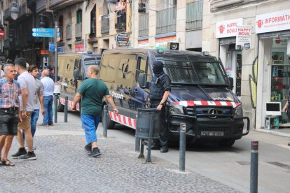 Mil agents i cinquanta detinguts en una operació antidroga al Raval