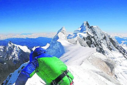 Arriba izquierda, Baró llegando a la cima del Sacsarayoc, también conocido como Pumasillo (garras de puma, en quechua). En las otras dos fotos suben por paredes de hielo. 