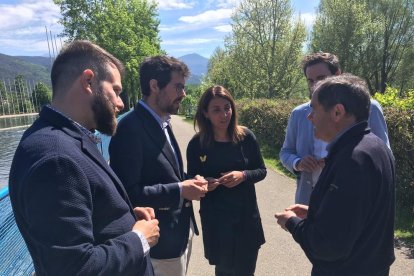 Meritxell Budó junto a Albert Batalla y Gerard Figueras, ambos a la izquierda, ayer en La Seu.