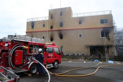 Los bomberos de Kioto trabajaron arduamente para extinguir el incendio en los estudios.