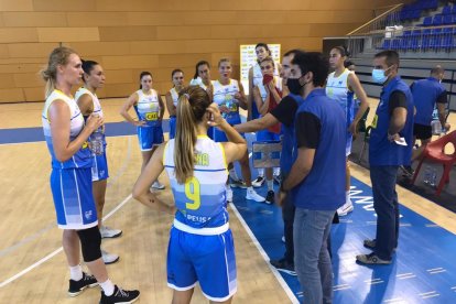 El tècnic urgellenc, Bernat Canut, dóna instruccions a les jugadores en un moment del partit.