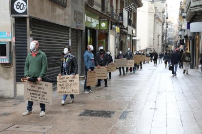 Cadena humana que va organitzar ahir Arrels a l’Eix, en el marc de la campanya ‘No tenir casa mata’.