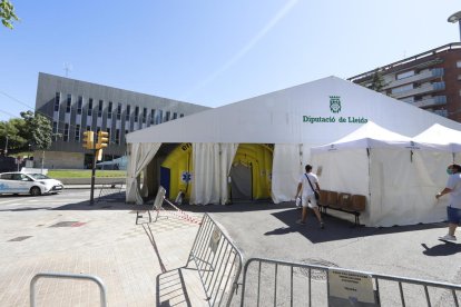 Sala de espera exterior junto a la carpa del CUAP de Prat de la Riba.