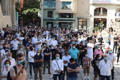 Uns 400 propietaris i empleats del sector de l’hostaleria van omplir ahir la plaça de Sant Joan de Lleida.