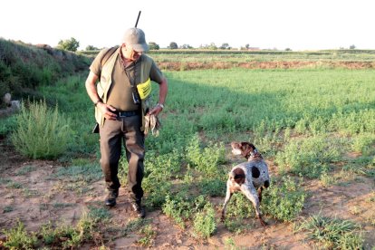 Un caçador aquest dijous a Bell-lloc.