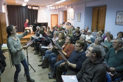 Un ensayo de las corales Doll de Veus de Guissona y Lacetània de Cervera en la escuela de música.