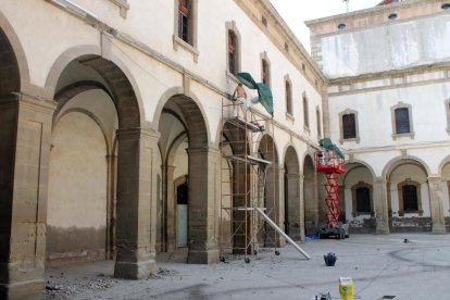 Restauran las cornisas de la Universidad de Cervera