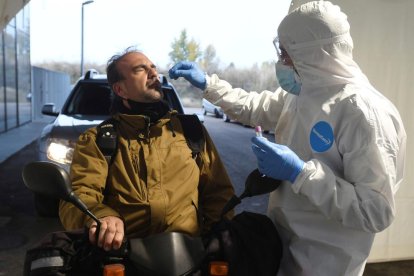 Un tècnic realitza una PCR a un pacient a Castella i Lleó, que ahir va registrar rècord de contagis.