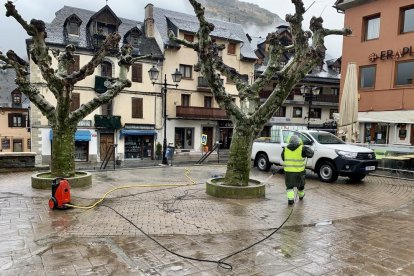 Imatge dels treballs de desinfecció de carrers a Vielha.