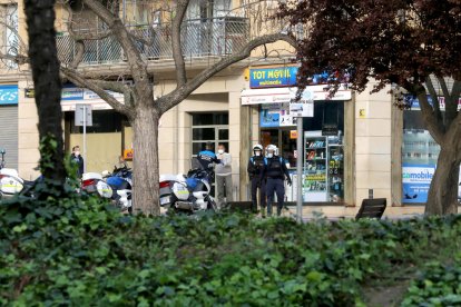 Agents de la Guàrdia Urbana, ahir en un control en un comerç.