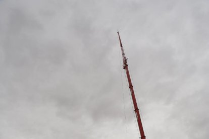 Una gran grúa, ayer en el Arnau para las obras de la sexta planta.