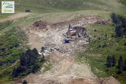 Imatge amb la Ipcena denuncia moviments de terra a la zona de la Peülla, al Pallars Sobirà.