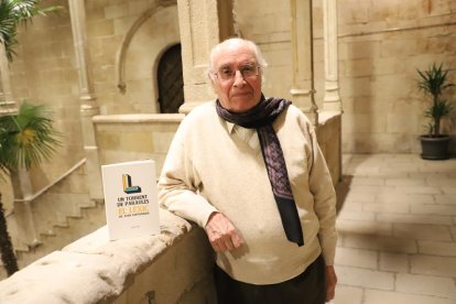 El mallorquín Joan Veny, ayer con el libro antes de la presentación.