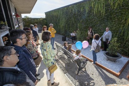 Veïns de Guissona durant l’acte celebrat ahir al cementiri.