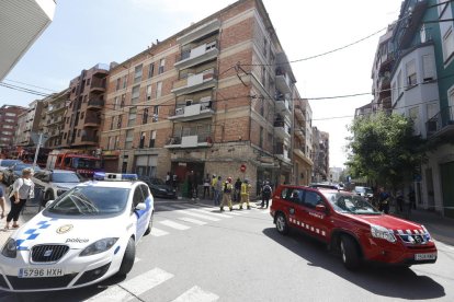 Bomberos y Guardia Urbana en la calle Pallars. 