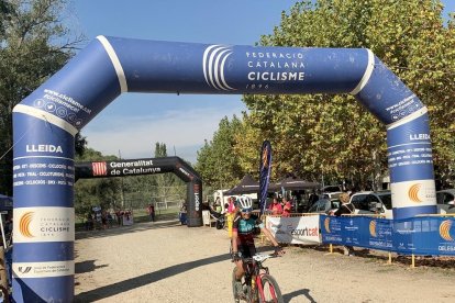 Ramona Gabriel y Albert Masana, campeones provinciales y, en el caso de este último, también del Open Lleida BTT, ayer en Corbins.