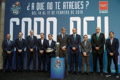 Autoridades y representantes de cada club y de la ACB ayer durante la presentación.