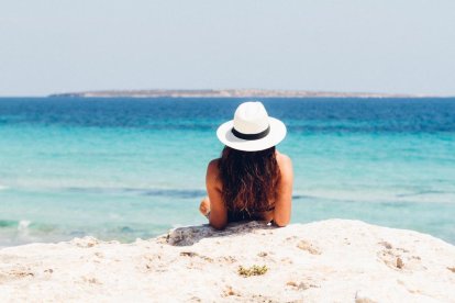 Una banyista a la platja