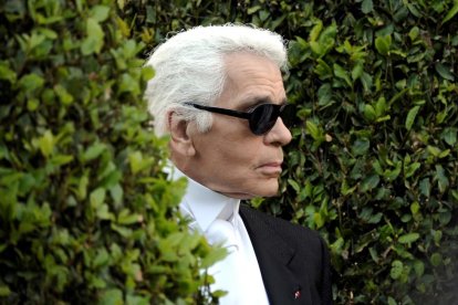 Karl Lagerfeld impuso una impronta que le convirtió en un referente de la alta costura y el ‘pret-à-porter’. 