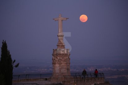 Vista de la superlluna al Penyat del Sagrat Cor a Alguaire.