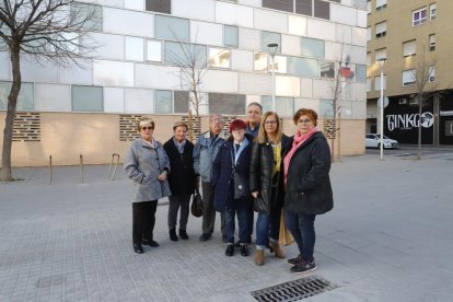 Els membres de la junta de l’associació de veïns de Cappont, a la futura plaça de l’U d’Octubre.