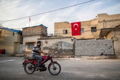 Un civil circula en el norte de Siria, controlado por los turcos.