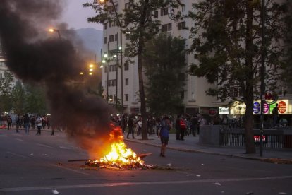 Manifestantes prenden fuego a una barricada en el marco de las protestas.