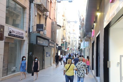 Imatge de l’Eix Comercial de la capital del Segrià dissabte.