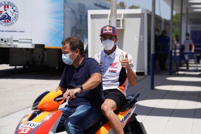 Marc Márquez ayer en el circuito de Jerez trasladándose en moto con su manager Emili Alzamora.