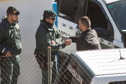 José Roselló, el padre de Julen, conversa con dos agentes de la Guardia Civil.