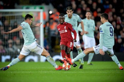 James Rodríguez i Robert Lewandowski intenten tapar una passada de Naby Keita.