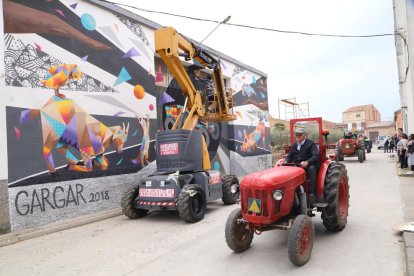 Un artista pintant un mural en una de les edicions del GarGar.