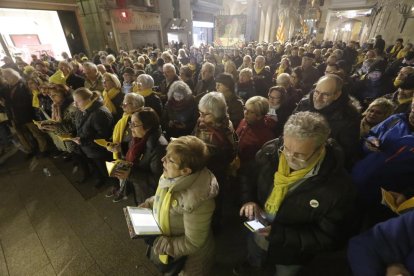 Pels presos i exiliats - Com cada dilluns, el grup de Cantaires de Ponent es va reunir davant de la Paeria per reivindicar, a través de la música, la posada en llibertat dels líders independentistes empresonats i que els que es troben a l’estr ...