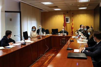 La sala de vistas de la sección 3.ª contenciosa-administrativa al inicio del segundo de los cuatro juicios para autorizar manifestaciones en coche de Vox.