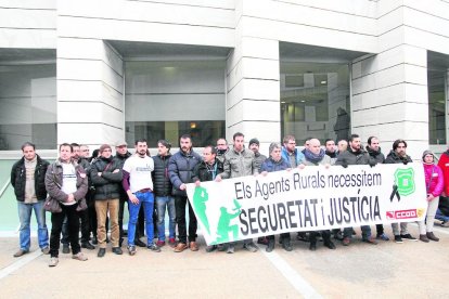 Protesta d’alguns rurals, ahir abans de començar el judici.