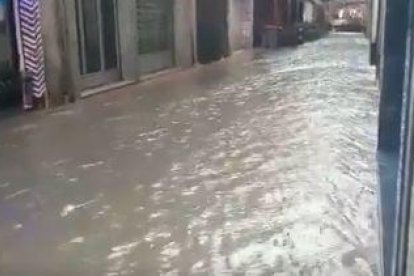 Calles de Tàrrega convertidas en ríos por la lluvia