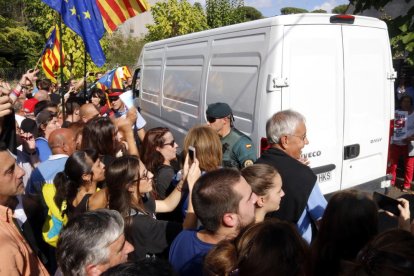 Un grup de manifestants acompanya la sortida de les furgonetes amb les paperetes del referèndum del polígon de Bigues i Riells el 20 de setembre del 2017.