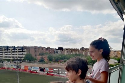 Ibai, Ander y Nahia, en el balcón de su vivienda.