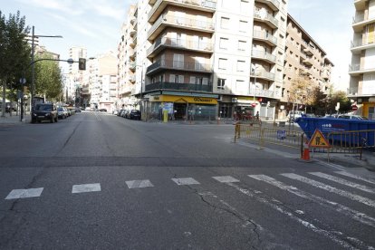 El cruce de las calles Ramon Llull y alcalde Porqueres, ayer, con vallas. 