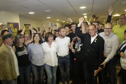 Cairol, segona per l’esquerra, al costat de Sandra Castro, celebren la victòria a les municipals.