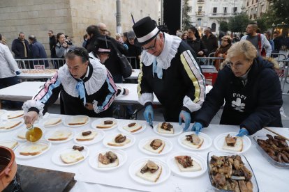 La Germandat de Pau Pi preparó quinientas raciones de embutidos en la ‘Tupinada’, que contó con pasteles de Carnaval elaborados por el Gremi de Forners de Lleida. 