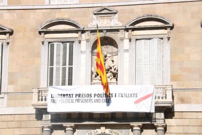 La nova pancarta al Palau de la Generalitat