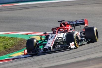 Kimi Räikkönen pilota l’Alfa Romeo durant el test a Montmeló.