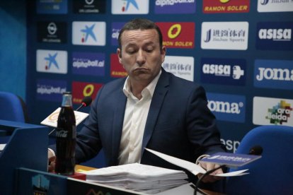 Albert Esteve, president del Lleida Esportiu, durant una roda de premsa.