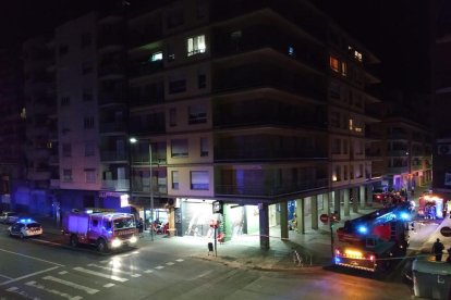 Tres camions dels bombers i vehicles de la Urbana, al carrer Quatre Pilans ahir a mitjanit.